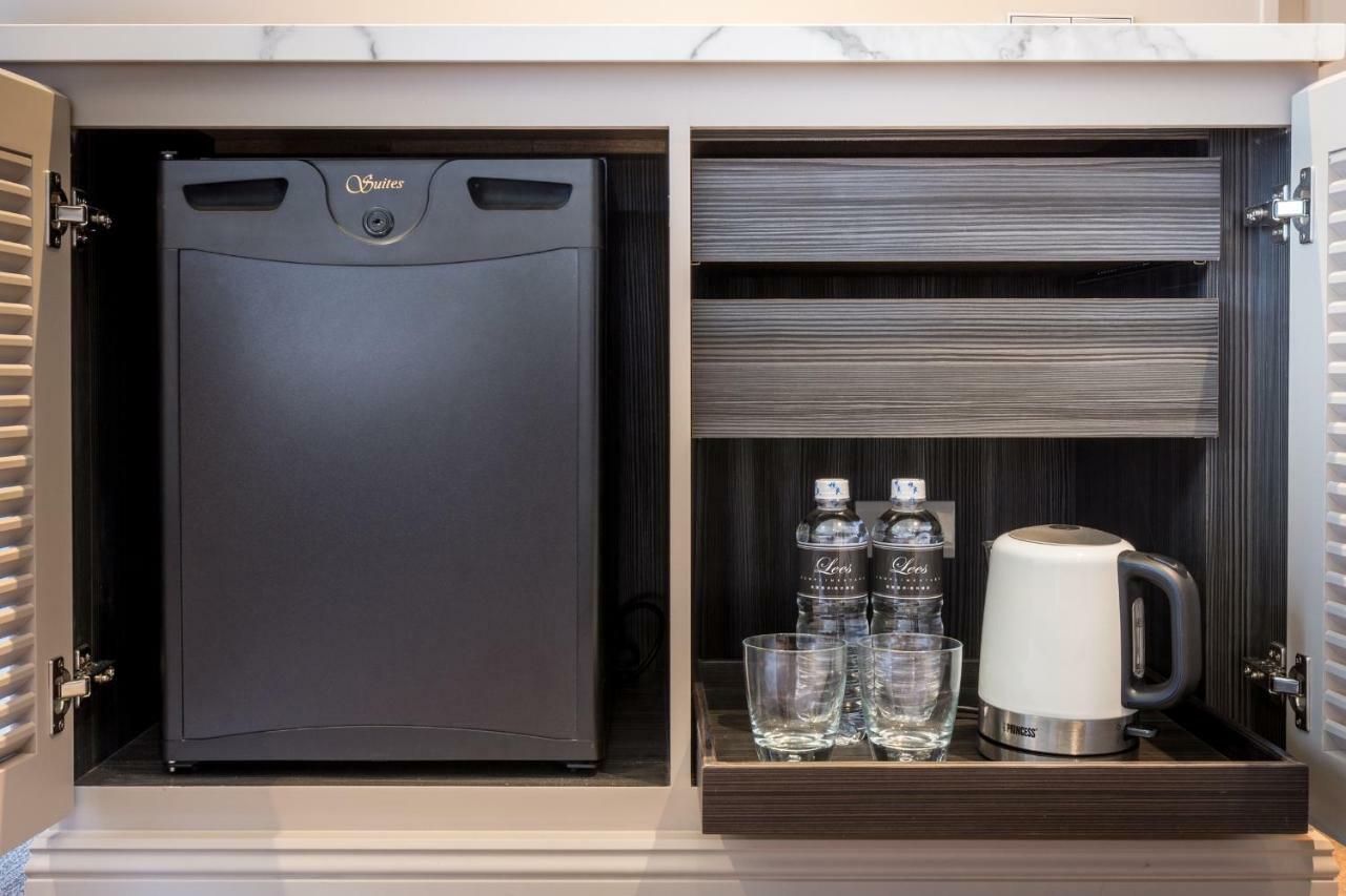 Park Lees Hotel Kaohsiung Buitenkant foto A mini-bar in a hotel room