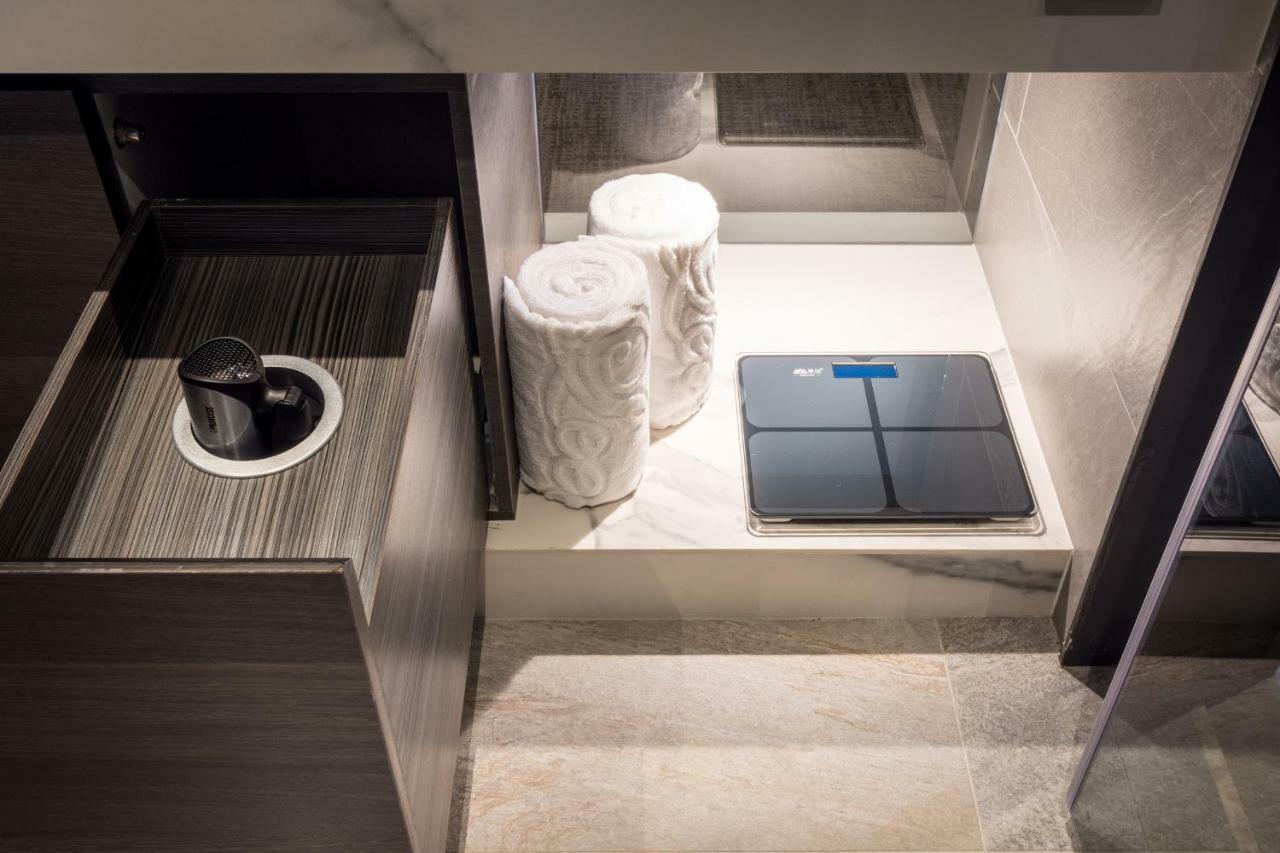 Park Lees Hotel Kaohsiung Buitenkant foto A digital bathroom scale