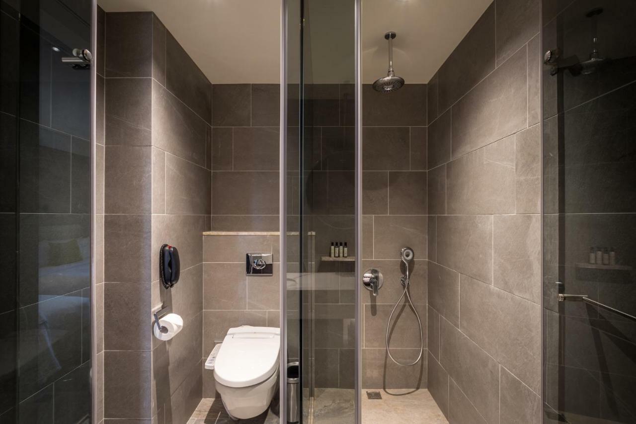 Park Lees Hotel Kaohsiung Buitenkant foto A shower room in a hotel